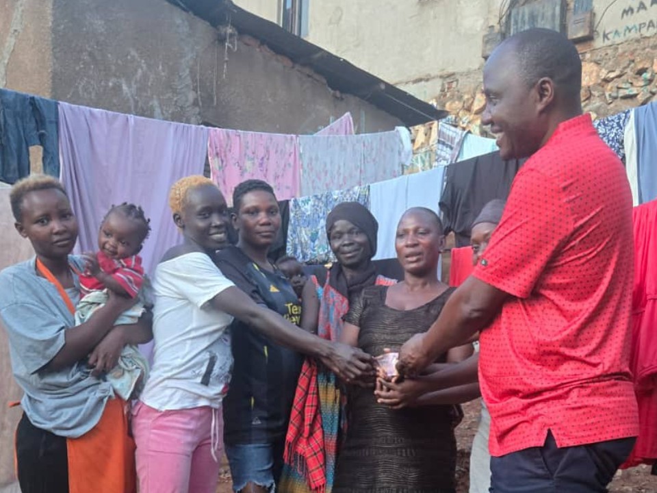 Mothers in Katanga Ghetto receive a micro-loan to start small businesses